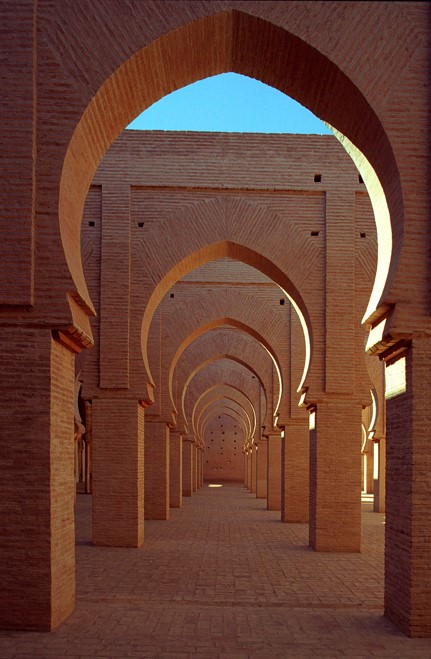 Arches en brique de la mosquée de Tinmel, patrimoine architectural marocain