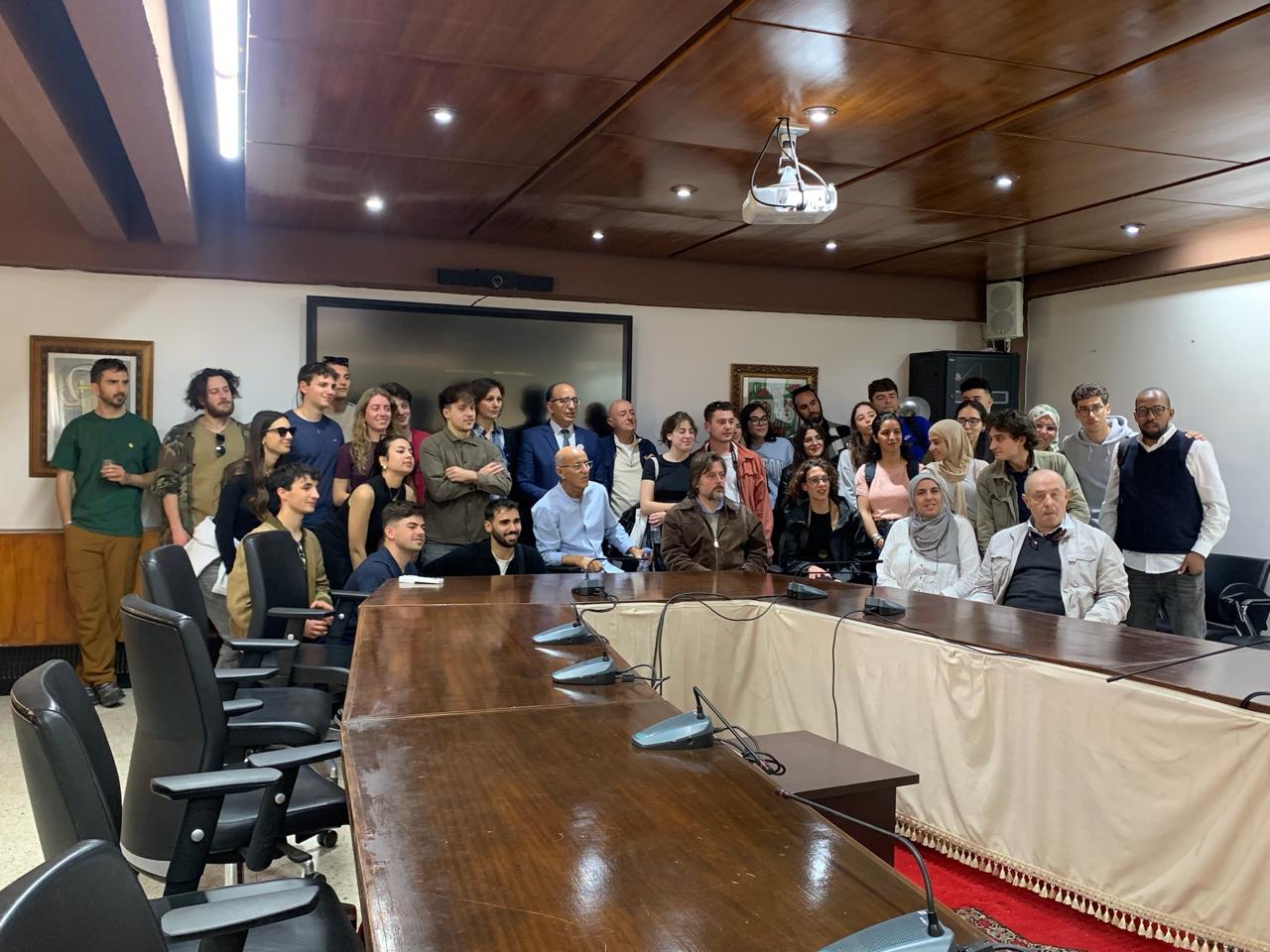 Pr. Mounsif IBNOUSSINA avec un groupe d'étudiants et collègues internationaux en séminaire